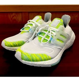 Adidas UltraBoost 22 Womens Running
Shoes size 7.5 Sneakers GX5926 casual New